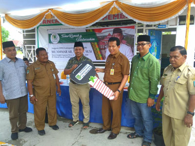 Abdul Wahid Serahkan Bantuan Ambulans dan Alat Fogging ke Puskesmas Kotabaru Seberida